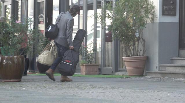 画像3: キアヌ・リーブスがたくさんの荷物を抱えて帰宅