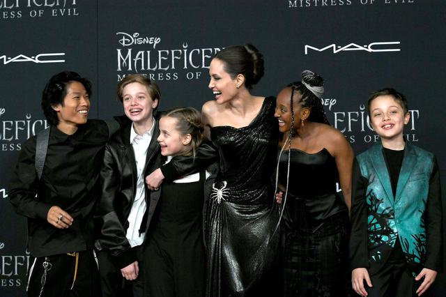 画像: アンジェリーナ・ジョリーと子供達。第1子のマドックスは、現在韓国の大学に在籍しているため、ここにはいない。