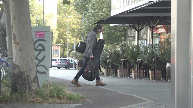 画像2: キアヌ・リーブスがたくさんの荷物を抱えて帰宅