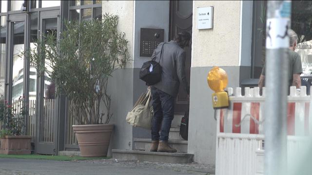 画像4: キアヌ・リーブスがたくさんの荷物を抱えて帰宅