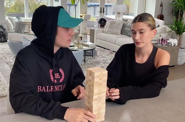 画像: 『The Biebers on Watch』より、ジェンガをしながら話をするビーバー夫妻。 Photo:©︎The Biebers on Watch/Facebook Watch