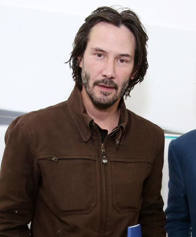 画像1: キアヌ・リーブスがたくさんの荷物を抱えて帰宅