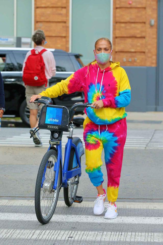 画像2: ジェニファー・ロペスが「レンタル自転車」でお出かけ