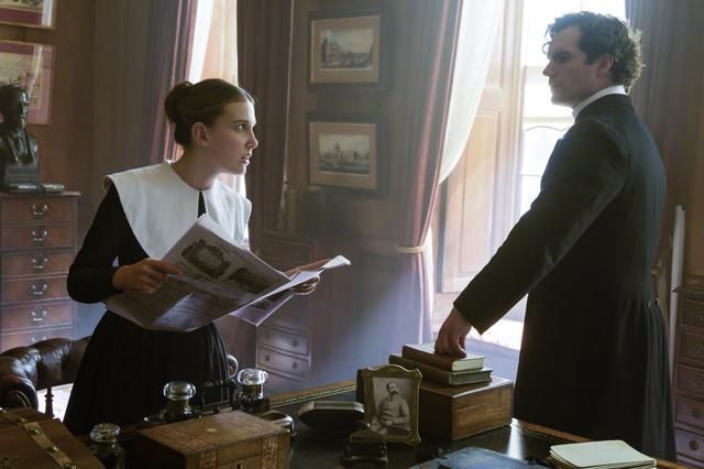 画像: エノーラを演じるミリー・ボビー・ブラウンと、シャーロックを演じるヘンリー。