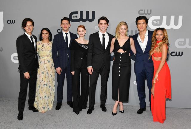 画像: 『リバーデイル』のキャストたち。左から:コール・スプラウス、カミラ・メンデス、ケイシー・コット、マデライン・ペッチ、K.J.アパ、リリ・ラインハート、チャールズ・メルトン、ヴァネッサ・モーガン。