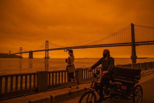 画像: 森林火災によってオレンジに染まる街。(カリフォルニア州サンフランシスコで9月9日に撮影)