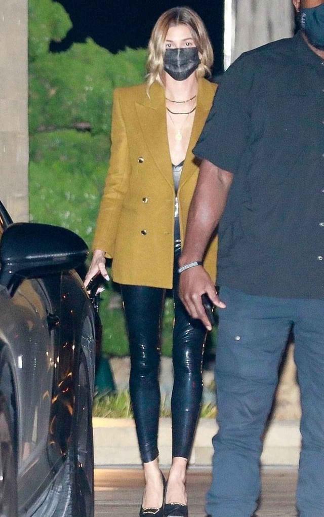 画像1: ヘイリー・ビーバーが「攻め服」で夫とディナー