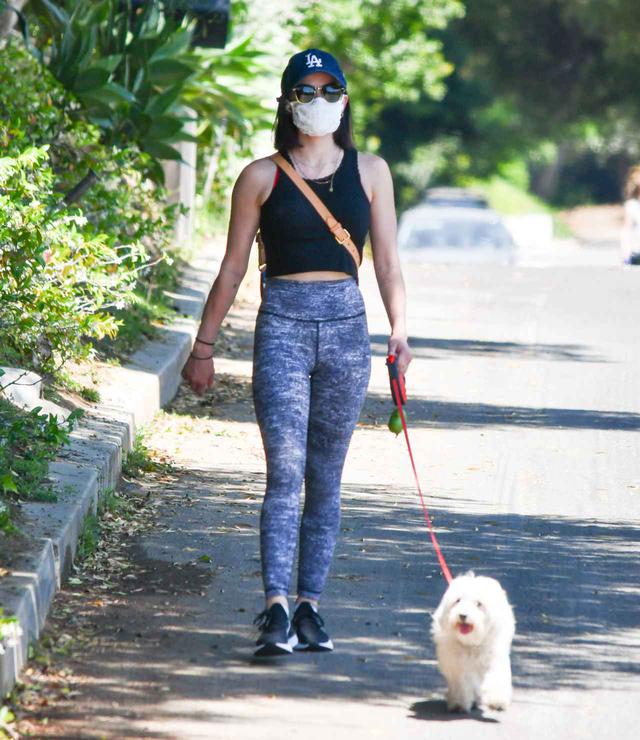 画像: 今年5月にロサンゼルスでエルヴィスと散歩するルーシー。