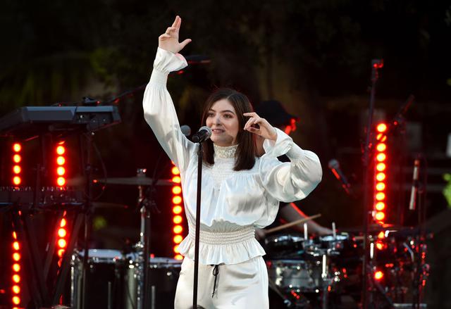 画像: シンガーのロード(Lorde)。2013年にリリースしたデビュー・アルバム『ピュア・ヒロイン(Pure Heroine)』の収録曲「ロイヤルズ」が大ヒットし、第56回グラミー賞で最優秀楽曲賞、最優秀ポップ・ソロ・パフォーマンス賞を受賞した。