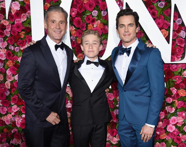 画像: 夫との間に3人の子供をもうけているゴールデン・グローブ賞受賞俳優のマット・ボマー(右)をはじめ、代理母出産によって子供を授かっている男性同士のカップルは多数存在する。