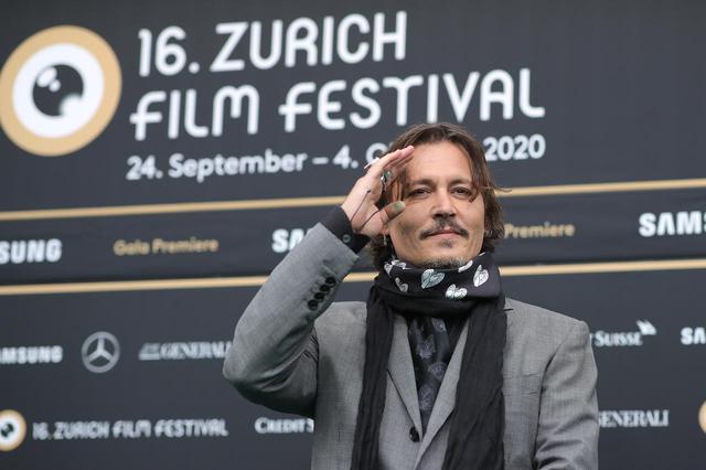 画像1: ジョニー・デップのファンサービスがさすが