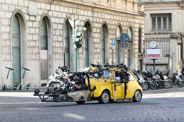画像4: ローマ市内でカーアクションシーンの撮影も