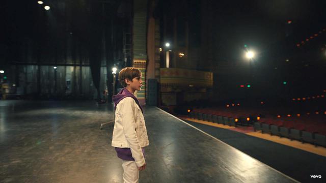 画像: 「Lonely」のミュージックビデオで若かりし頃のジャスティンに扮したのは、映画『ワンダー君は太陽』で抜群の演技力を発揮した子役のジェイコブ・トレンブレイ。 Photo:©︎Justin Bieber/YouTube