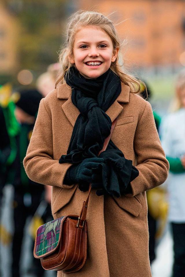 画像3: スウェーデン王室の王女母娘の「リンクコーデ」に熱視線