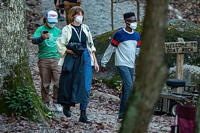 画像: (左から)ダスティン役のゲイテン・マタラッツォ、ロビン役のマヤ・ホーク、ルーカス役のケイレブ・マクラフリン。