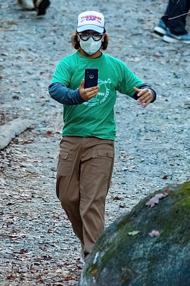画像1: 嬉しそうにスマホを持って歩き回るゲイテン