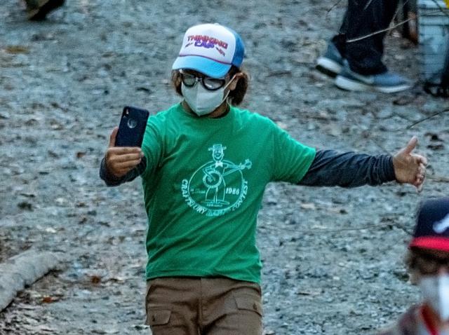 画像3: 嬉しそうにスマホを持って歩き回るゲイテン