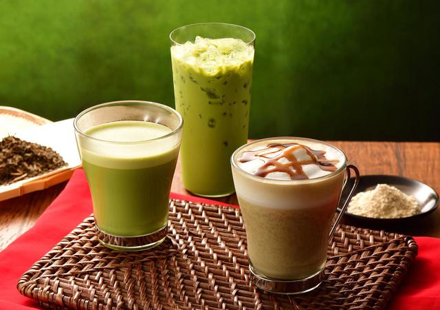 画像: 「加賀棒ほうじ茶カプチーノ~和三盆糖使用~」(右)¥400「深み宇治抹茶ラテ」(左)¥370 発売中「アイス深み宇治抹茶ラテ」(奥)¥370〜 発売中