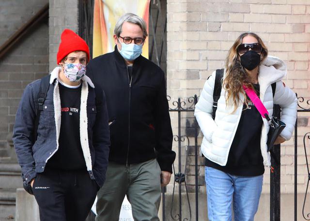 画像3: サラ・ジェシカ・パーカーが家族3人で投票所へ