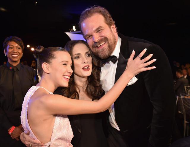 画像: エル役のミリー・ボビー・ブラウン、ジョイス役のウィノナ・ライダーとデヴィッド。