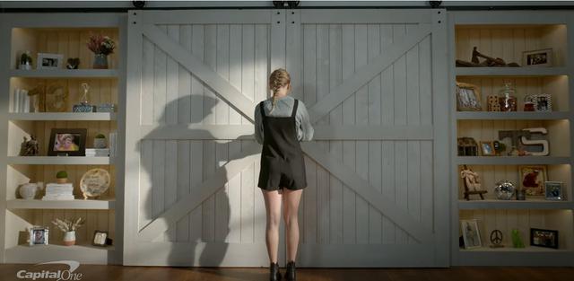 画像: 「イースターエッグ」とは、隠しヒントやメッセージのようなもので、テイラーはこれまで発表してきた楽曲やMV、SNSの投稿などにも、これらを忍ばせていることで有名©YouTube/ Capital One
