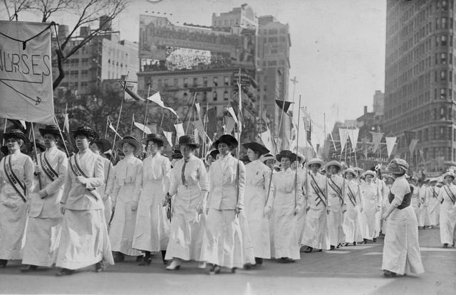 画像: アメリカで女性の投票権のためにデモ行進を行なう女性たち。(1913年にニューヨークで撮影)