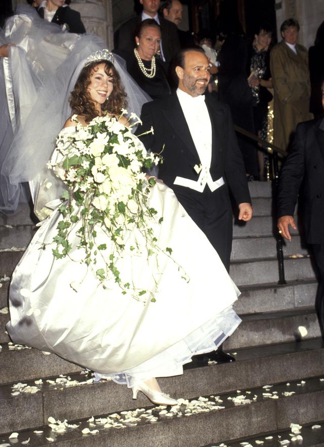 画像: 1993年6月5日に結婚した時、マライアは23歳、トミー・モトーラは43歳。結婚式でマライアが着用した約8メートルのロングトレーンつきのウェディングドレスは、「ウィ・ビロング・トゥゲザー」のMVで着用された。