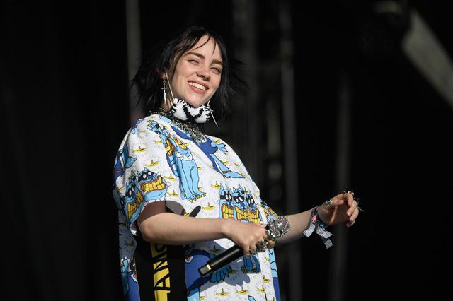 画像: 2019年に出演したグラストンベリー・フェスティバルで、ステラ・マッカートニーを着てパフォーマンスしたビリー・アイリッシュ。