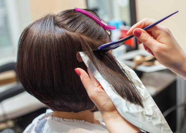 画像: テク3.ヘアカラーで動きのある髪に