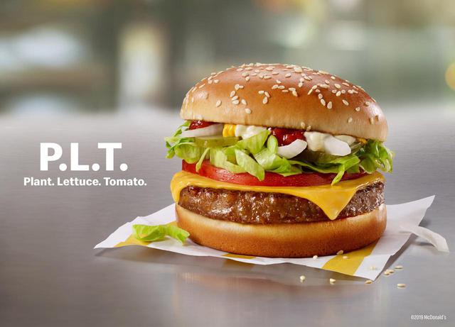 画像: 2019年9月にカナダの一部店舗限定で販売された、その名もP.L.T.(プラント、レタス、トマト)。 Photo:©︎McDonald's