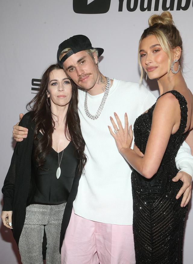 画像: 左がジャスティンの母パティ。妻ヘイリー・ビーバーを同伴したYouTube Originalのドキュメンタリーシリーズ『Justin Bieber: Seasons』のプレミアにて。