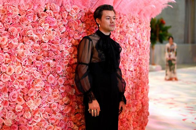 画像: 2019年、グッチ(Gucci)の衣装を身に着けてMETガラに参加したハリー・スタイルズ。