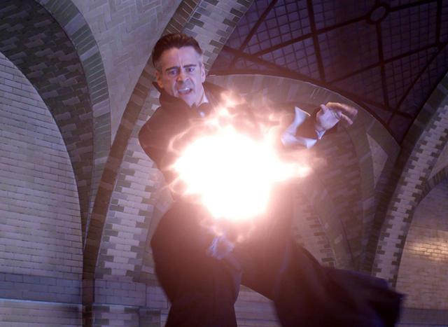 画像: 映画『ファンタスティック・ビーストと魔法使いの旅』で、コリンは“グリンデルバルドが変身した姿”という設定のグレイブスを演じた。 Photo:©︎WARNER BROS PICTURES / Album/Newscom