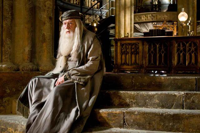 画像: ホグワーツ魔法魔術学校の校長で、ハリーの恩師でもあるアルバス・ダンブルドア(マイケル・ガンボン)。 Photo:©︎CreditWARNER BROS PICTURES / Album/Newscom
