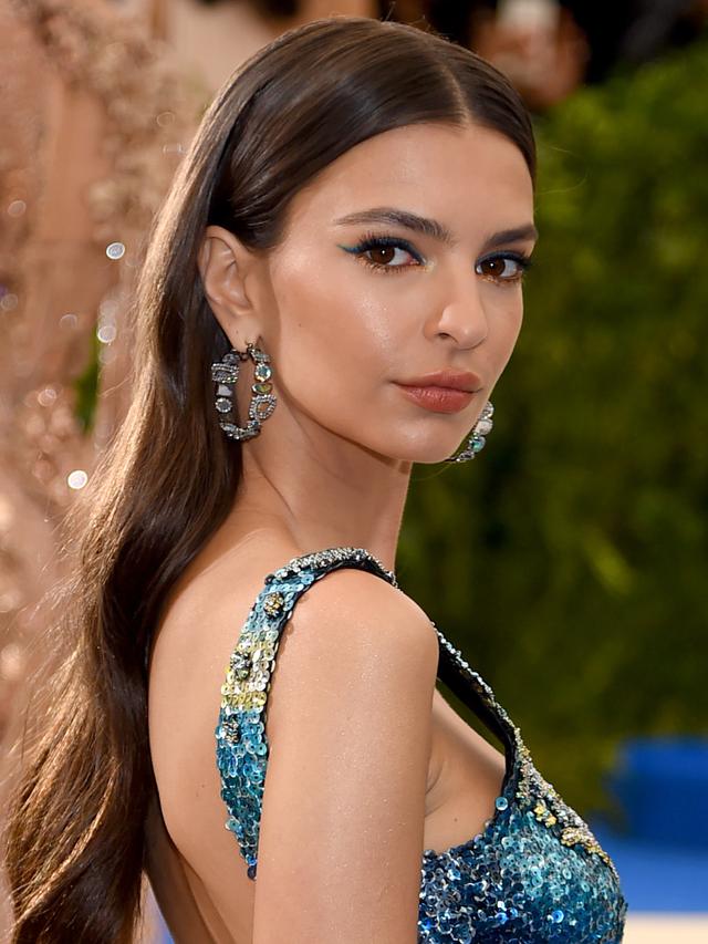 画像: モデルのエミリー・ラタコウスキー