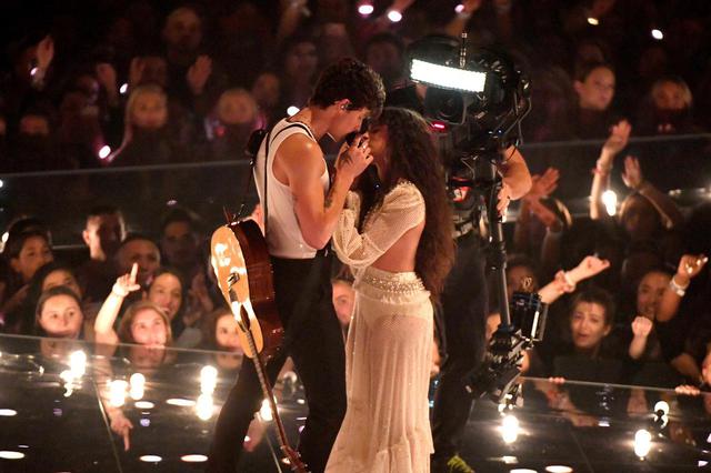 画像: VMAのステージでは「キス寸前」だったけど裏では…