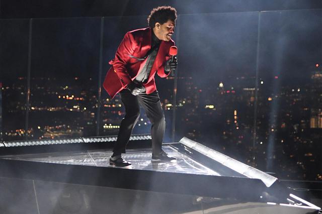 画像: MTVビデオ・ミュージック・アワード(VMA)でパフォーマンスを披露するザ・ウィークエンド。
