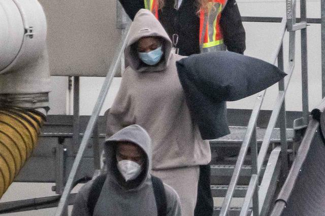 画像: 飛行機から一緒に降りてくるマイケル・B・ジョーダン(下)と、マイケルの新恋人とウワサされるロリ・ハーヴェイ(上)。