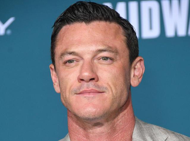 画像: ルーク・エヴァンズ、自分の人生に誇り