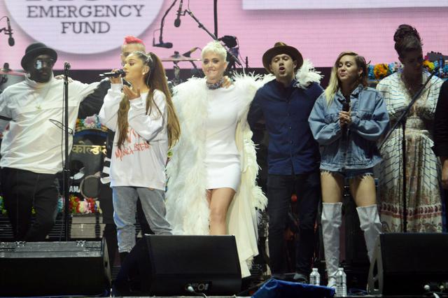 画像: アリアナ主催のチャリティコンサート『One Love Manchester(ワン・ラブ・マンチェスター)』のフィナーレの模様。