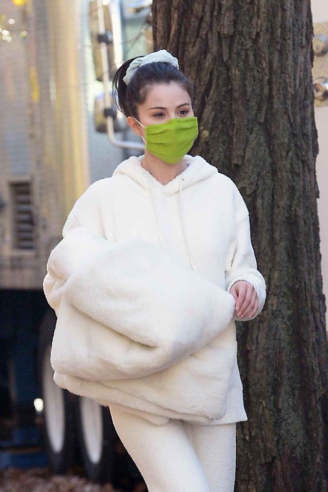 画像3: セレーナ・ゴメスが“もこもこファッション”で撮影に臨む