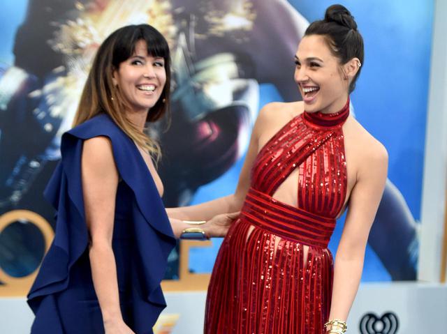画像: 『ワンダーウーマン』とその続編『ワンダーウーマン 1984』で監督を務めたパティ・ジェンキンス(左)と、ワンダーマンを演じる俳優のガル・ガドット(右)。