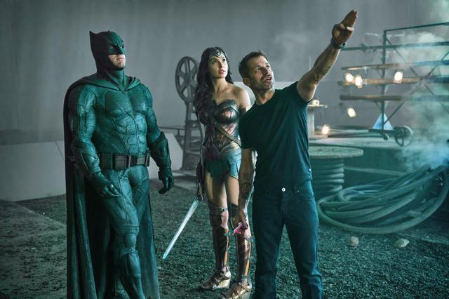 画像: 『ジャスティス・リーグ』の撮影中、ザック・スナイダー監督(右)から指示を受けるワンダーウーマン役のガル・ガドット(中央)とバットマン役のベン・アフレック(左)。 Photo:DC COMICS/DC ENTERTAINMENT / ENOS, CLAY / Album/Newscom