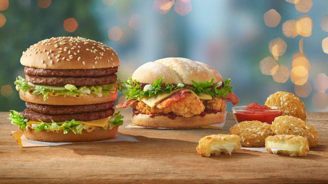 画像: 写真中央がジャークチキンサンドイッチ。 Photo:©︎McDonald's UK/Twitter