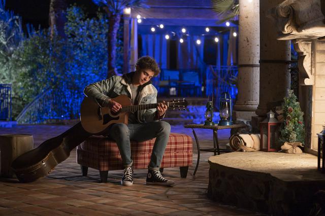 画像1: ジョシュア・バセットらがはしゃぐ場面写真5点が到着