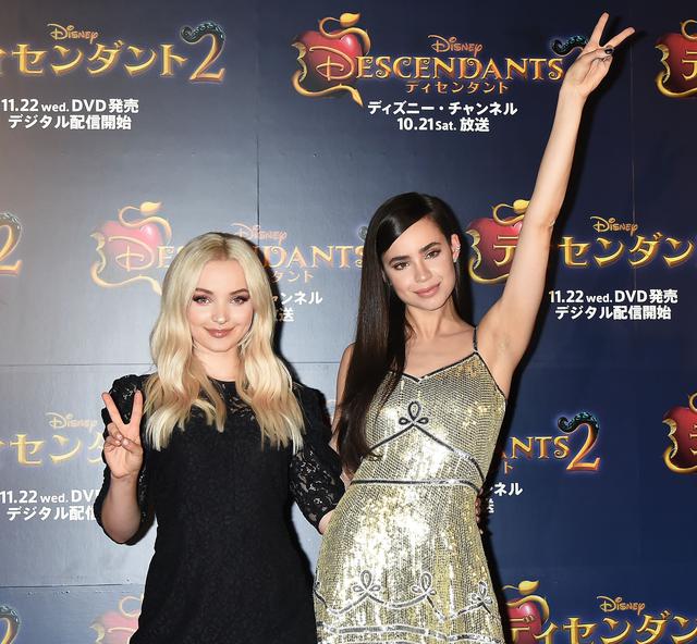 画像: シリーズでマレフィセントの娘マルを演じたダヴ・キャメロンと共に『ディセンダント2』のジャパンプレミアに出席したソフィア。