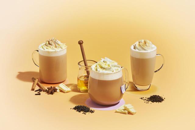画像: 『チャイ & ホワイト チョコレート ティー ラテ』 (HOT のみ) Short ¥450 / Tall ¥490 / Grande ¥530 / Venti® ¥570 ※カカオ分 0.5%未満 『ほうじ茶 クリーム ティー ラテ』 (HOT のみ) Short ¥430 / Tall ¥470 / Grande ¥510 / Venti® ¥550