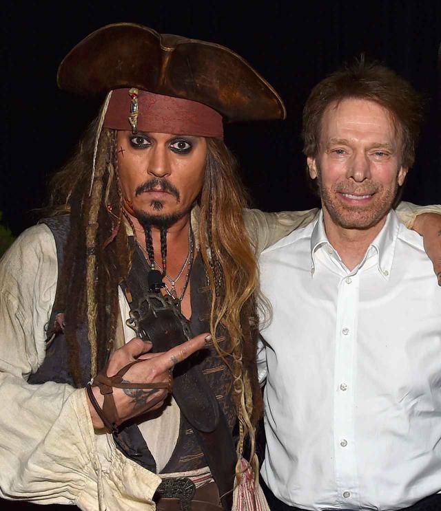 画像: ジャック・スパロウに扮したジョニー・デップ(左)とジェリー・ブラッカイマー氏(右)。