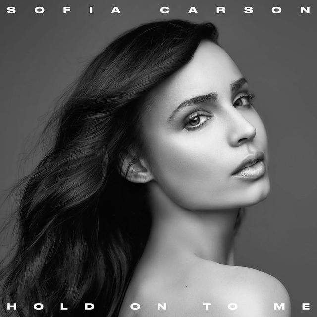 画像: ソフィア・カーソンが新曲「Hold On To Me」をリリース