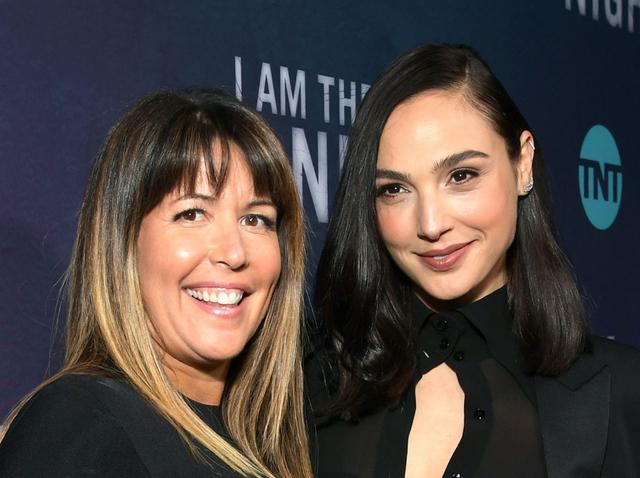 画像: パティ・ジェンキンス監督(左)、ガル・ガドット(右)